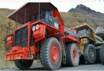 EH3500 电动轮矿用牵引车 — 现场作业