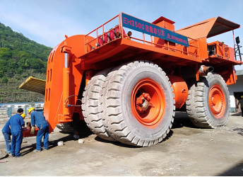 EH3500 电动轮矿用牵引车 — 后视图